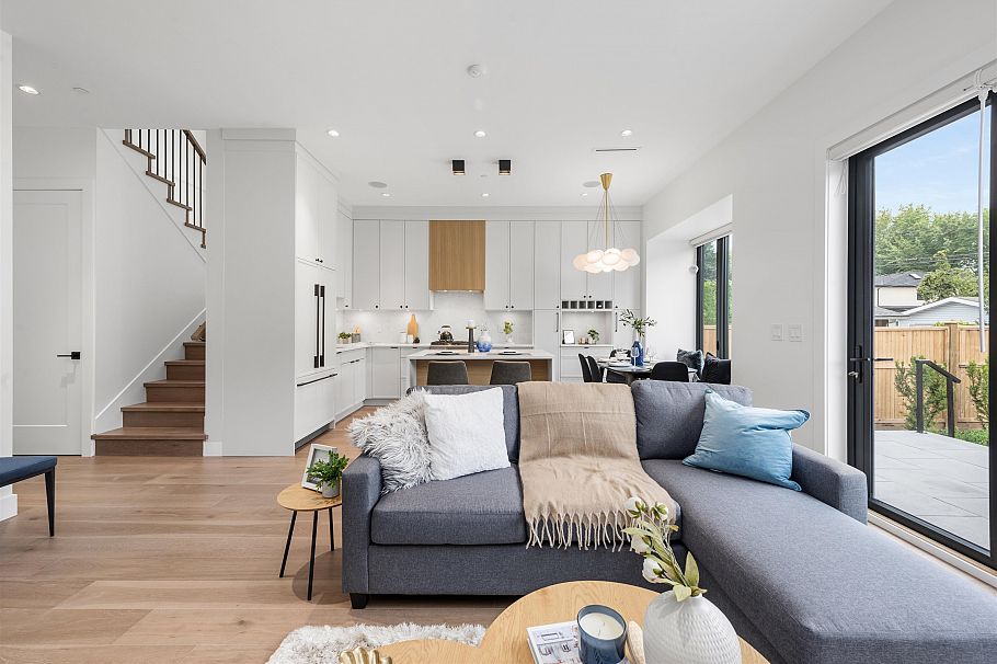 2 878 E 37th Avenue Vancouver, BC - 2