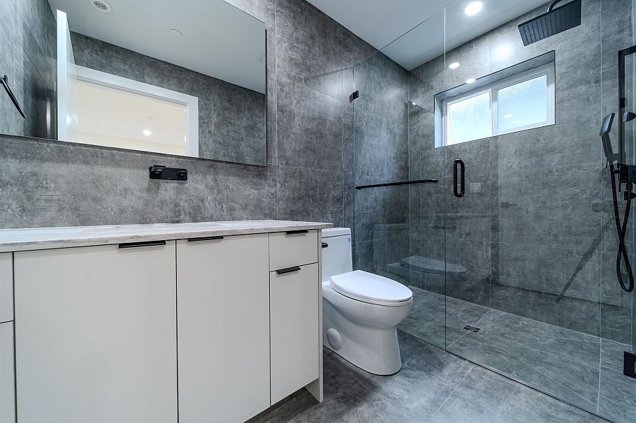 1 3576 E Pender Street Vancouver, BC - 22