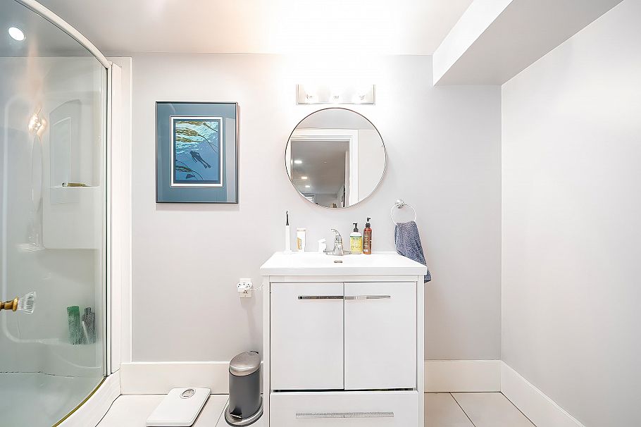 2896 W 41st Avenue Vancouver, BC - 32