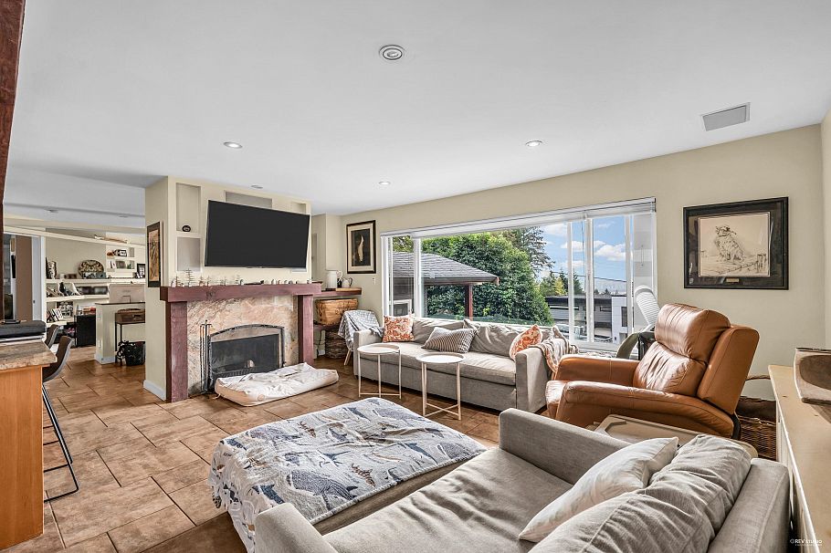 562 Alpine Court North Vancouver, BC - 4