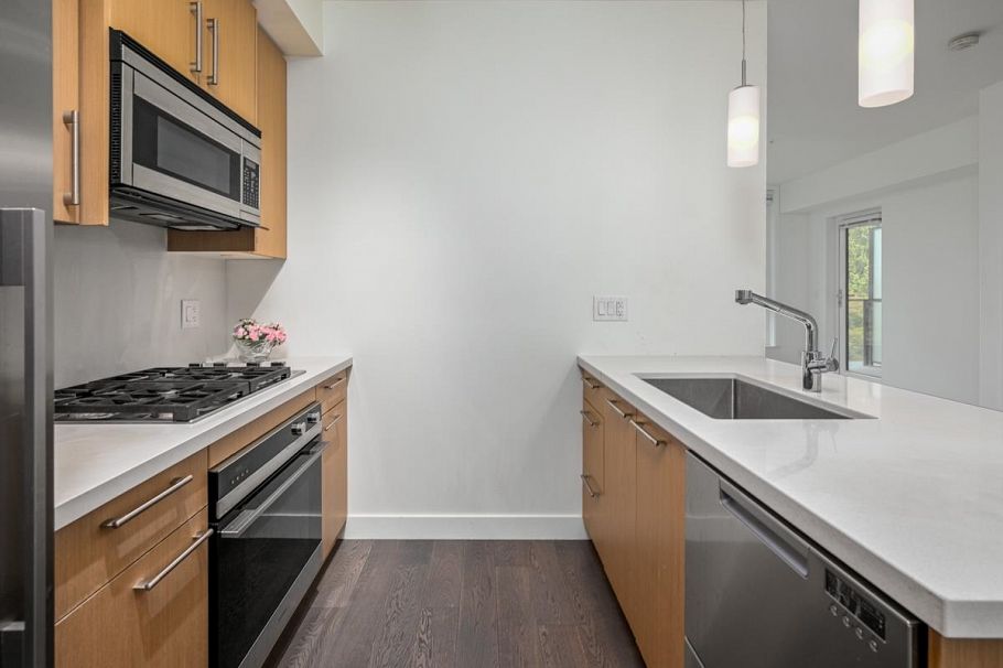 310 5325 West Boulevard Vancouver, BC - 9