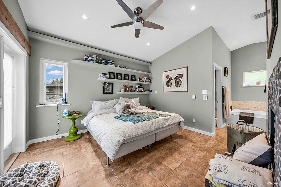 562 Alpine Court North Vancouver, BC - 16