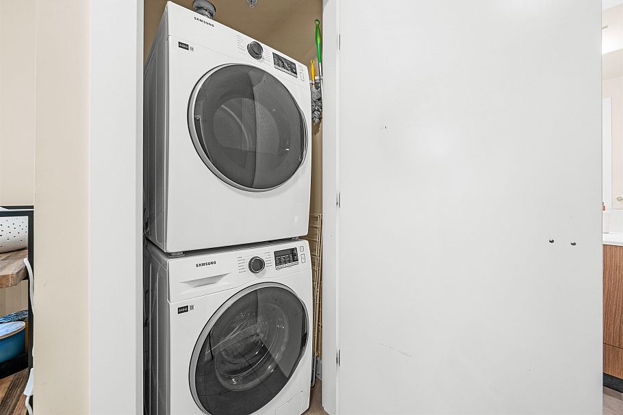 215 1330 Marine Drive North Vancouver, BC - 18