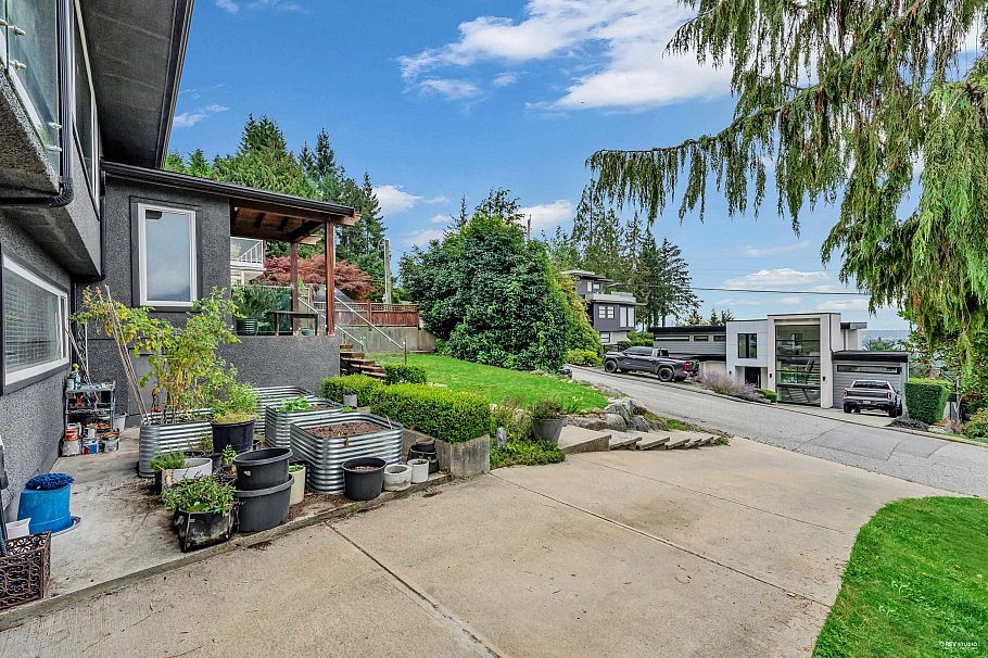 562 Alpine Court North Vancouver, BC - 35