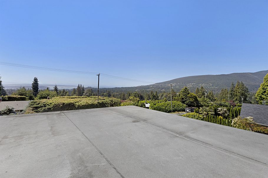 670 Montroyal Boulevard North Vancouver, BC - 36