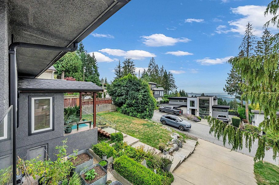 562 Alpine Court North Vancouver, BC - 2