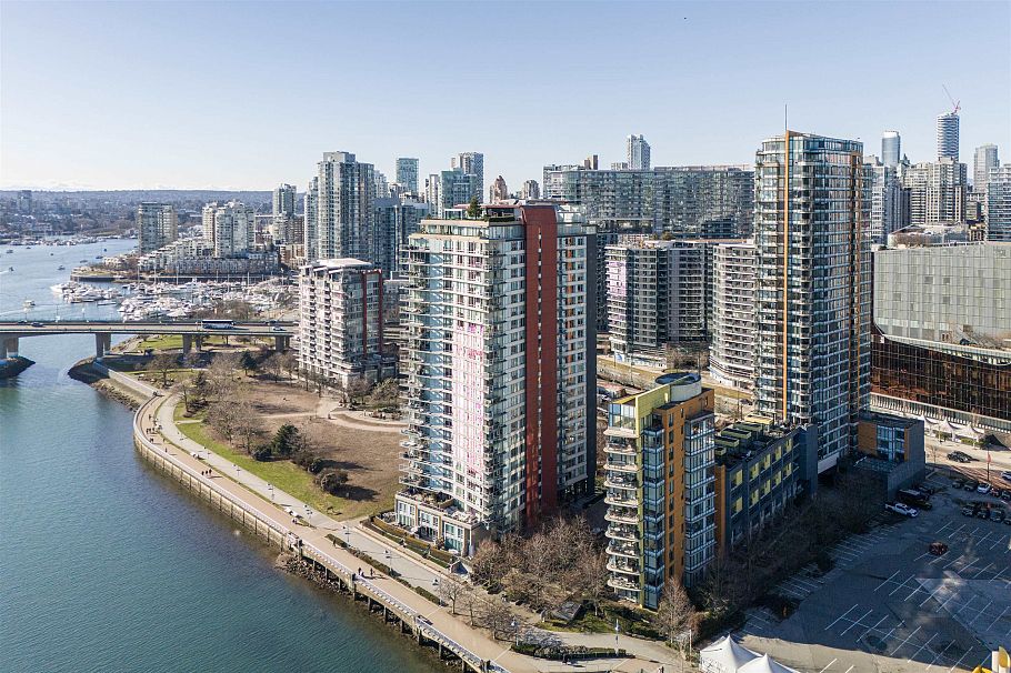 305 8 Smithe Mews Vancouver, BC - 3