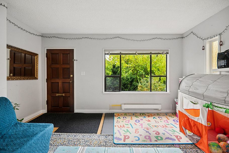 565 E 50th Avenue Vancouver, BC - 3