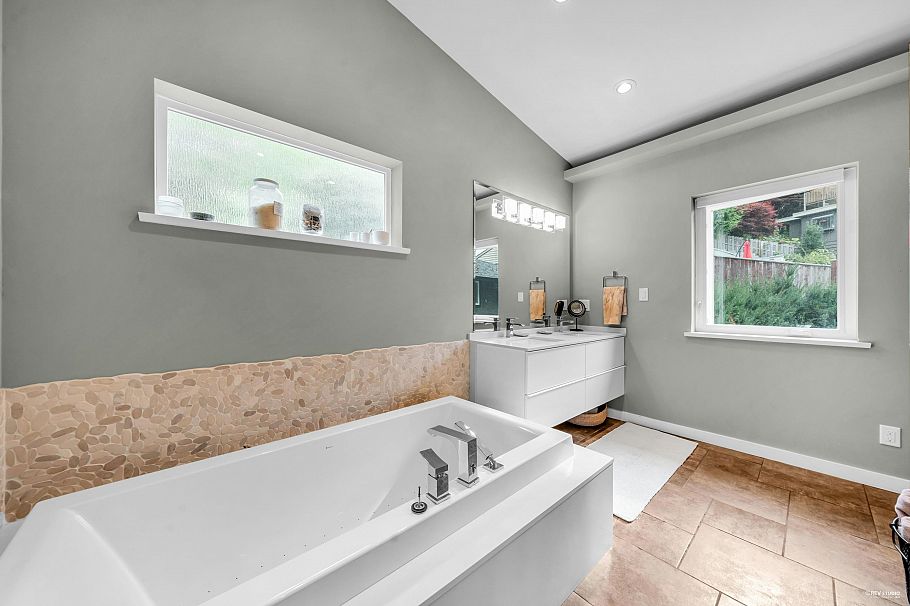 562 Alpine Court North Vancouver, BC - 19