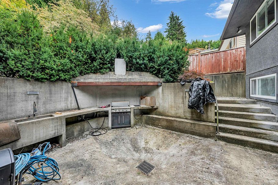 562 Alpine Court North Vancouver, BC - 29