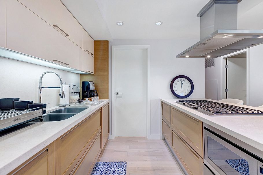 305 8 Smithe Mews Vancouver, BC - 7