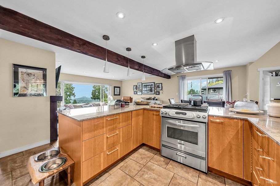 562 Alpine Court North Vancouver, BC - 8