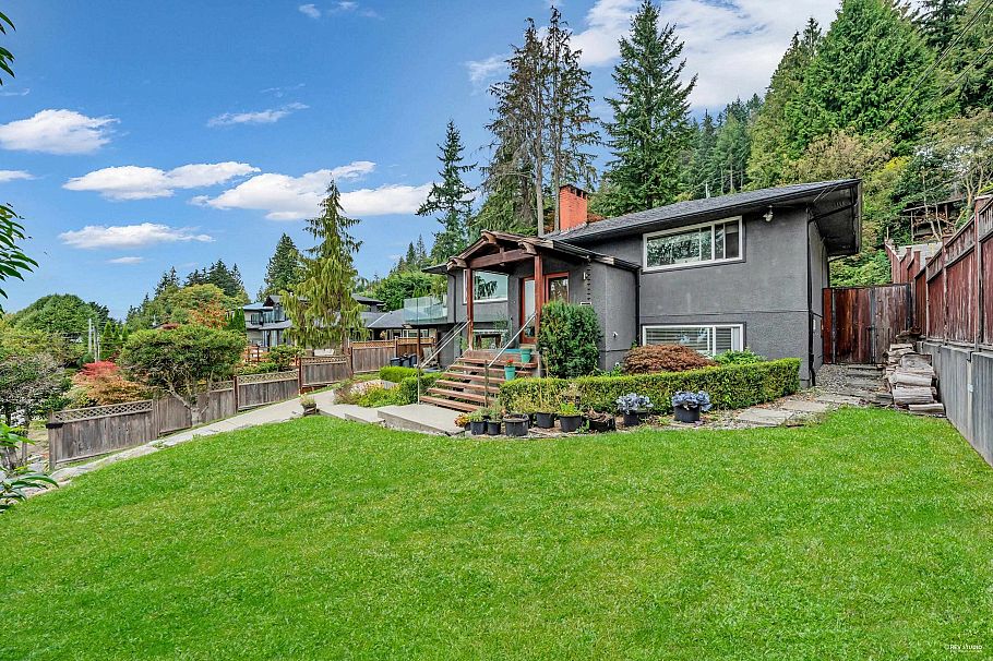 562 Alpine Court North Vancouver, BC - 32