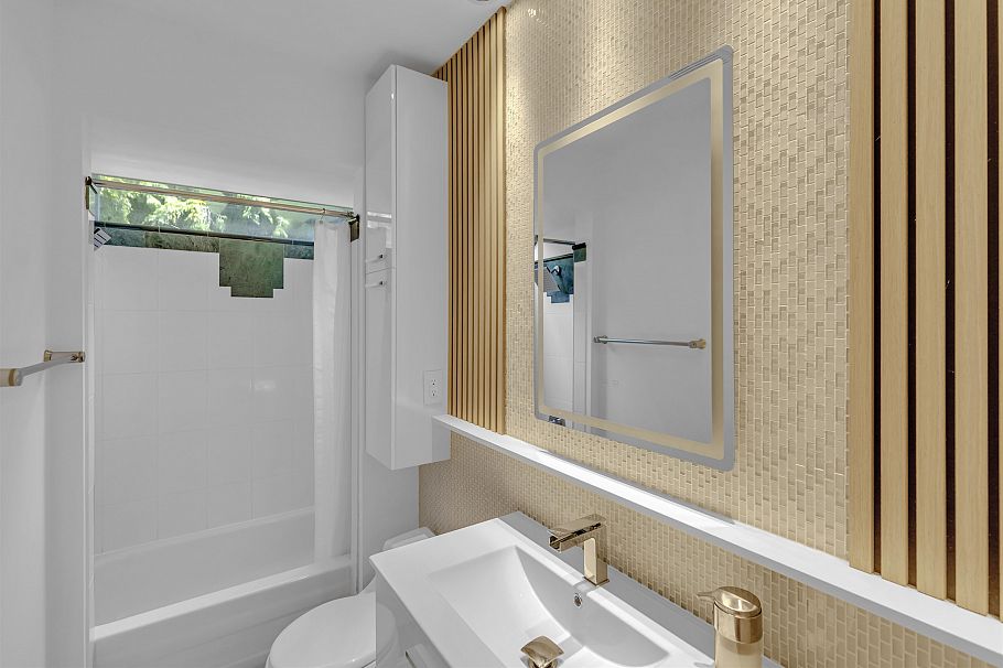 670 Montroyal Boulevard North Vancouver, BC - 11