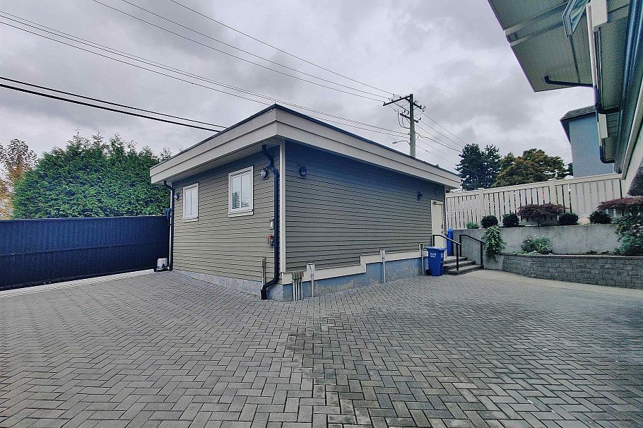 2055 Triumph Street Vancouver, BC - 23