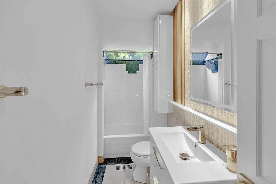 670 Montroyal Boulevard North Vancouver, BC - 10