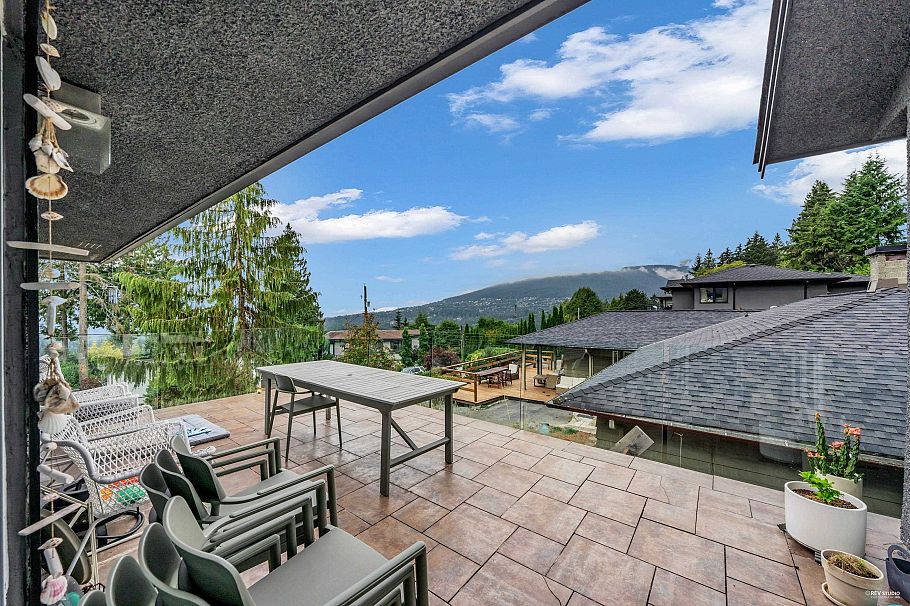 562 Alpine Court North Vancouver, BC - 3