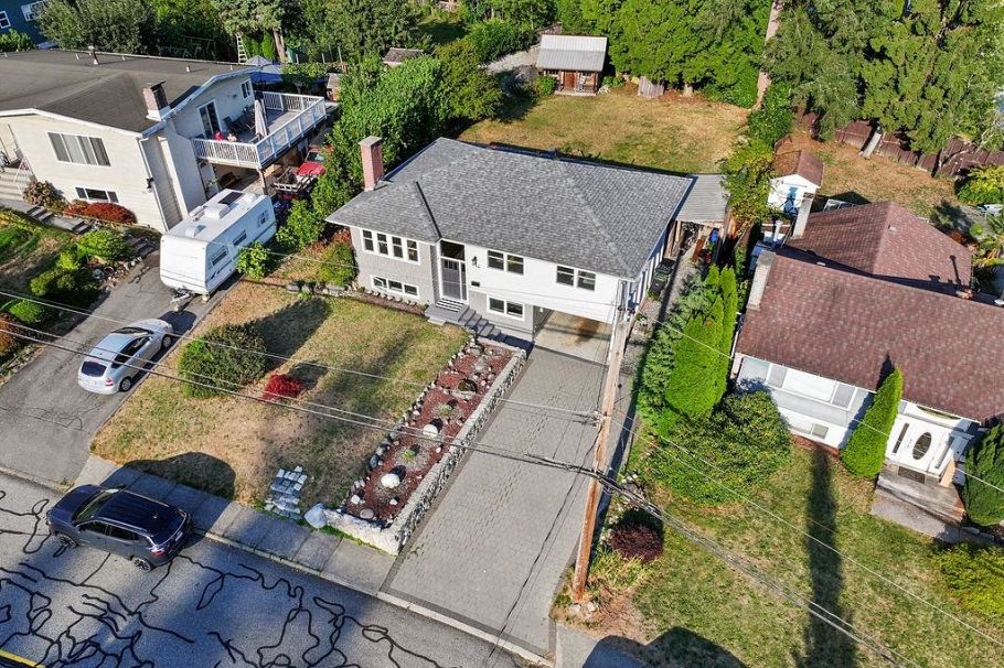 814 Plymouth Drive North Vancouver, BC - 3