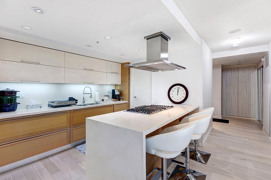 305 8 Smithe Mews Vancouver, BC - 6