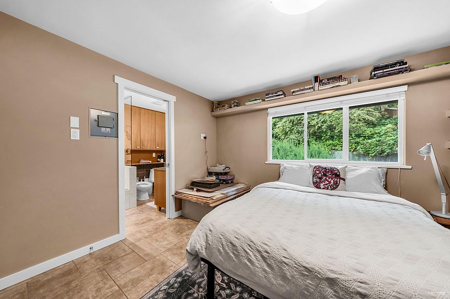 562 Alpine Court North Vancouver, BC - 11