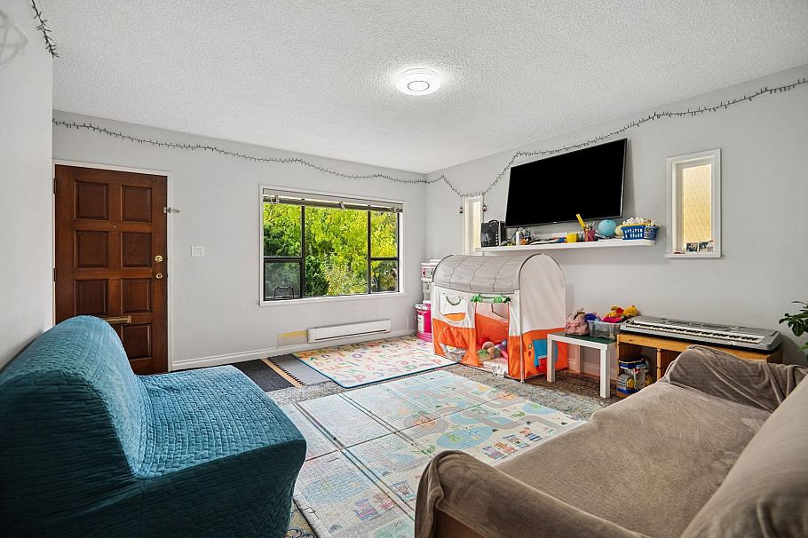 565 E 50th Avenue Vancouver, BC - 2