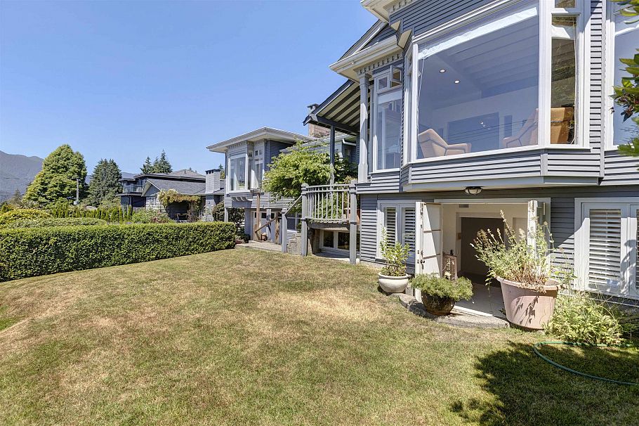 670 Montroyal Boulevard North Vancouver, BC - 38