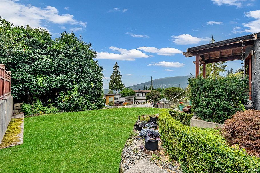 562 Alpine Court North Vancouver, BC - 30