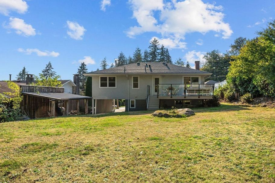 814 Plymouth Drive North Vancouver, BC - 15