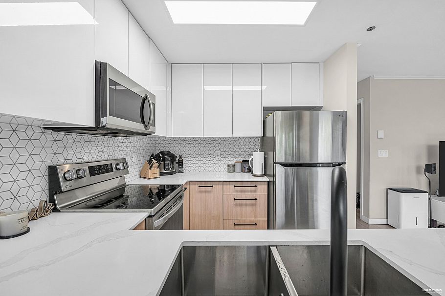 305 868 W 16th Avenue Vancouver, BC - 9