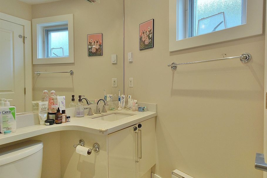 2055 Triumph Street Vancouver, BC - 12