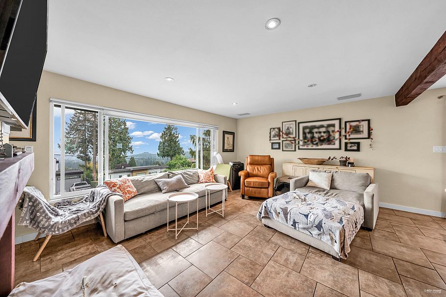 562 Alpine Court North Vancouver, BC - 6