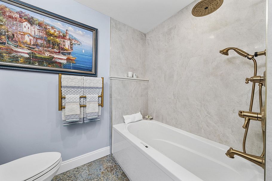 112 3600 Windcrest Drive North Vancouver, BC - 32