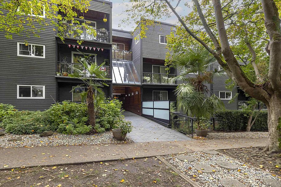 302 1550 Barclay Street Vancouver, BC - 2