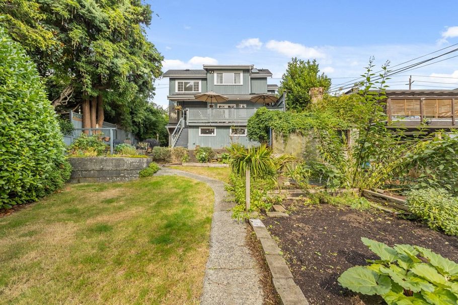 723 E 4th Street North Vancouver, BC - 40