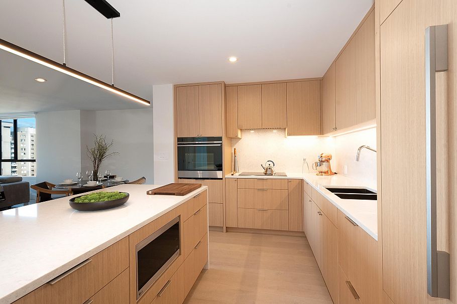 902 1860 Robson Street Vancouver, BC - 2