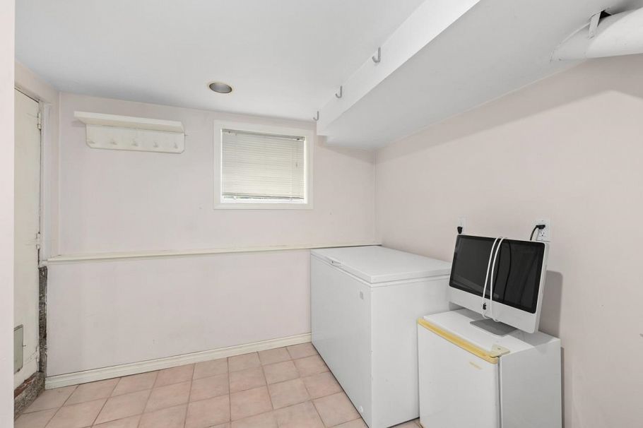 723 E 4th Street North Vancouver, BC - 35