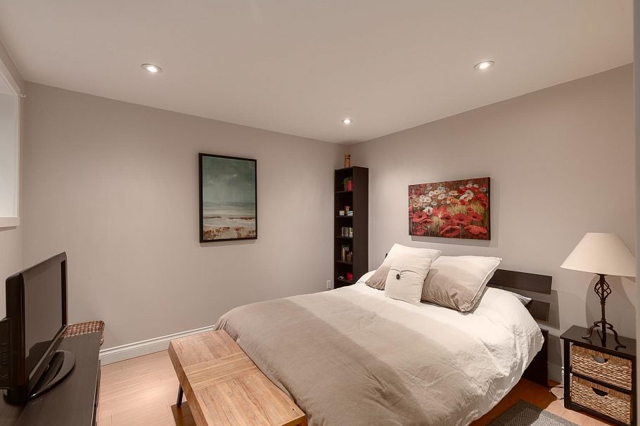 3681 Henderson Avenue North Vancouver, BC - 36