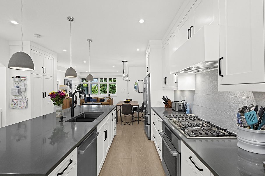 340 E 12th Street North Vancouver, BC - 12