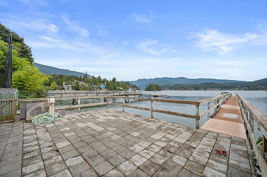 828 Beachview Drive North Vancouver, BC - 28
