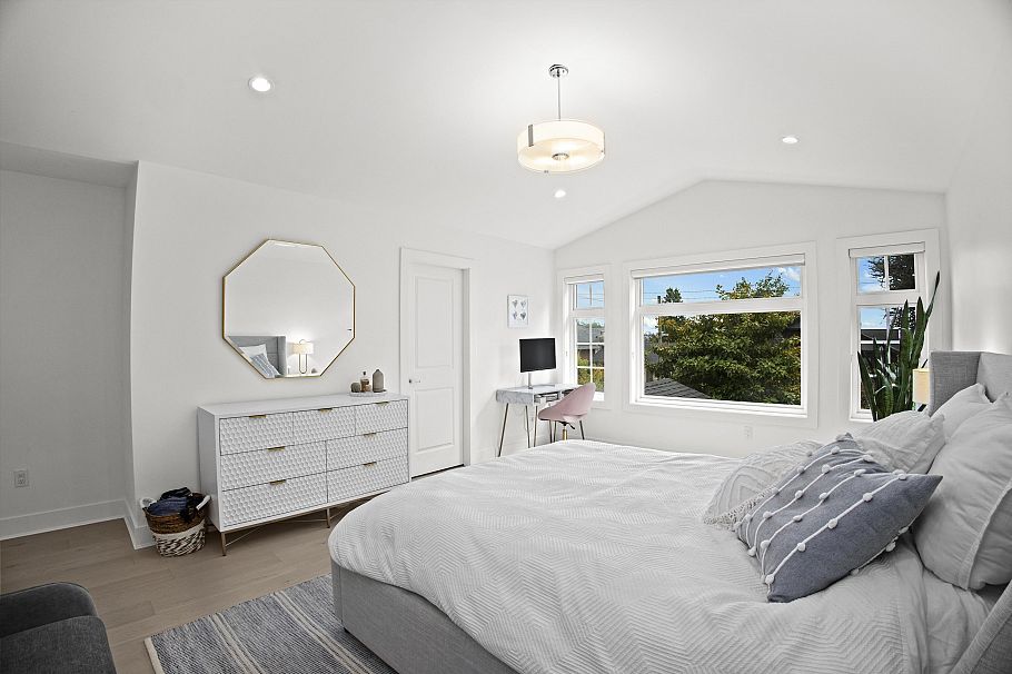 340 E 12th Street North Vancouver, BC - 20