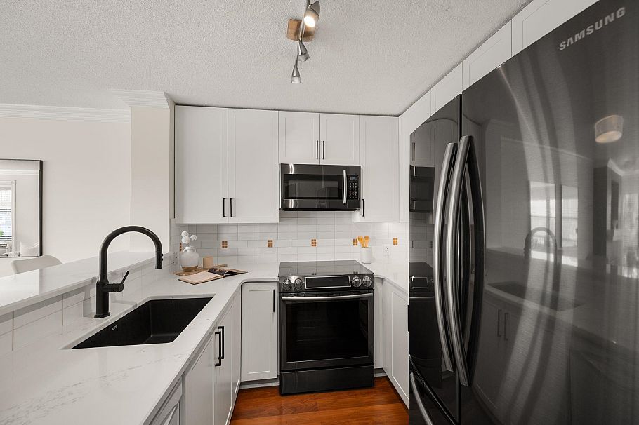 301 124 W 3rd Street North Vancouver, BC - 3