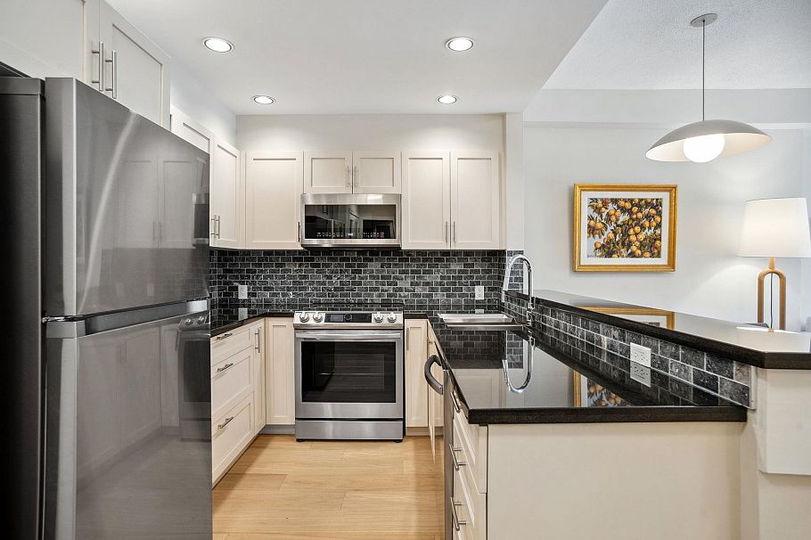 100 1688 Robson Street Vancouver, BC - 11