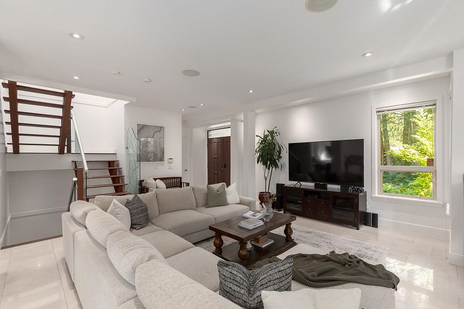 3681 Henderson Avenue North Vancouver, BC - 7