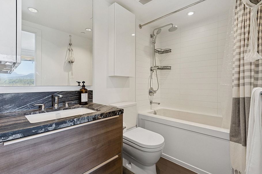 1702 1550 Fern Street North Vancouver, BC - 17