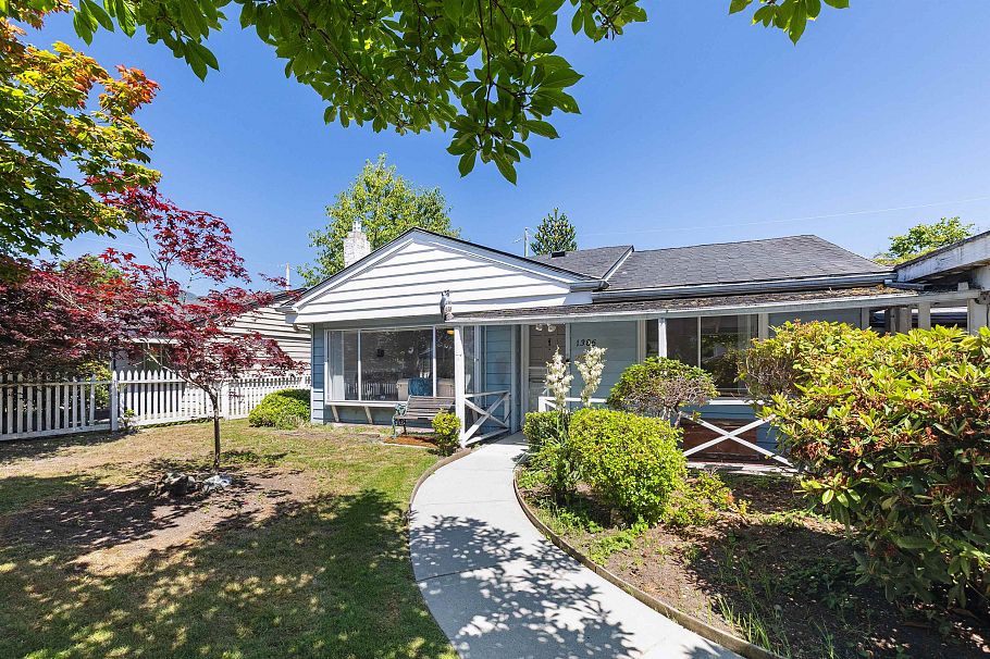 1386 Tatlow Avenue North Vancouver, BC - 1