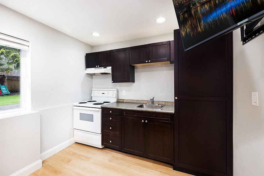 4233 Capilano Road North Vancouver, BC - 32