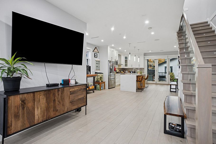 3045 East 59th Avenue Vancouver, BC - 5