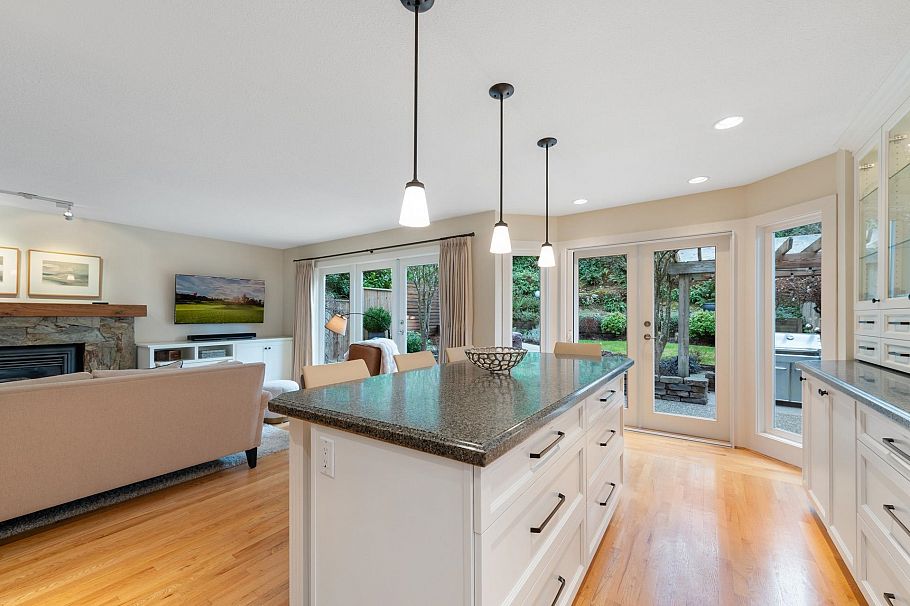 997 Canyon Boulevard North Vancouver, BC - 9