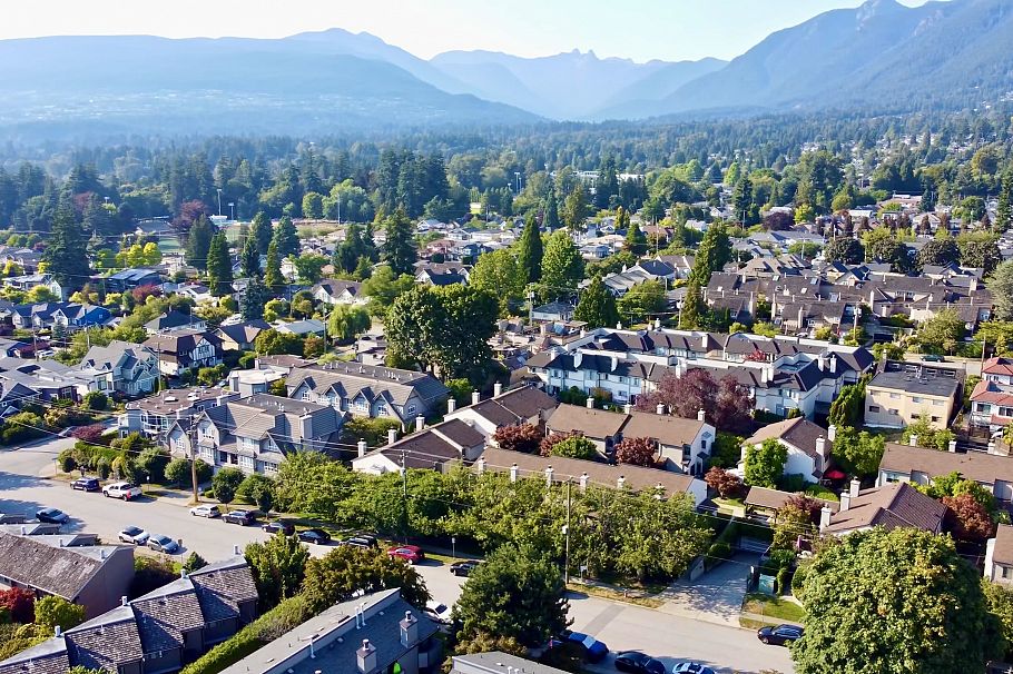 24 230 W 14th Street North Vancouver, BC - 1