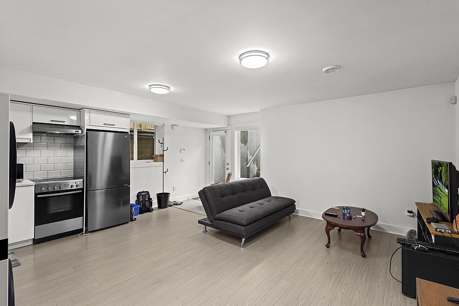 340 E 12th Street North Vancouver, BC - 28